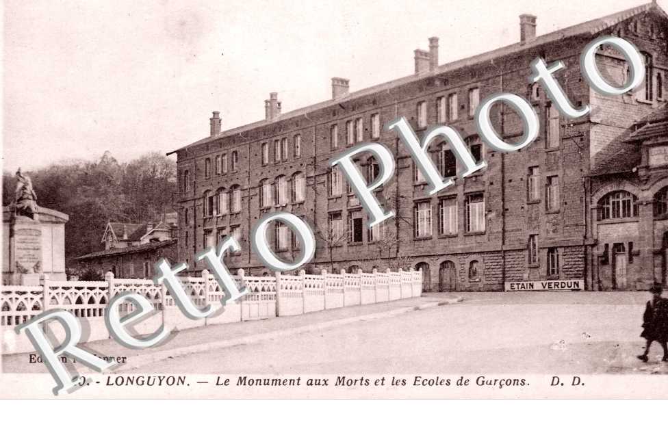 le monument aux morts et l'ecole des garcons