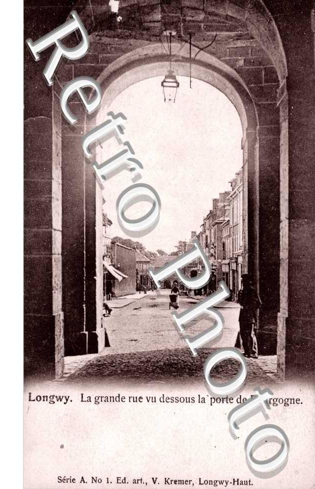 La Grande Rue vu dessous la porte de Bourgogne