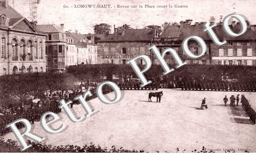 Revue sur la place avant la guerre