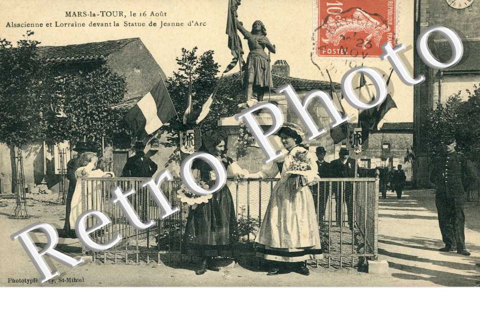 l'alsacienne et lorraine devant la statue de Jeanne d'arc