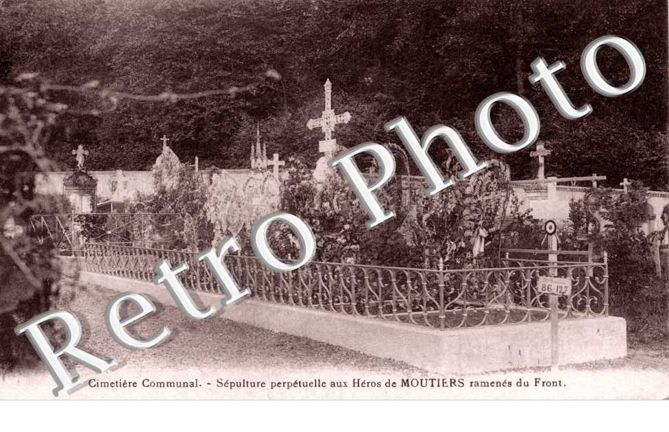 Cimetiere communal - sepulture perpetuelle aux heros ramenes du front