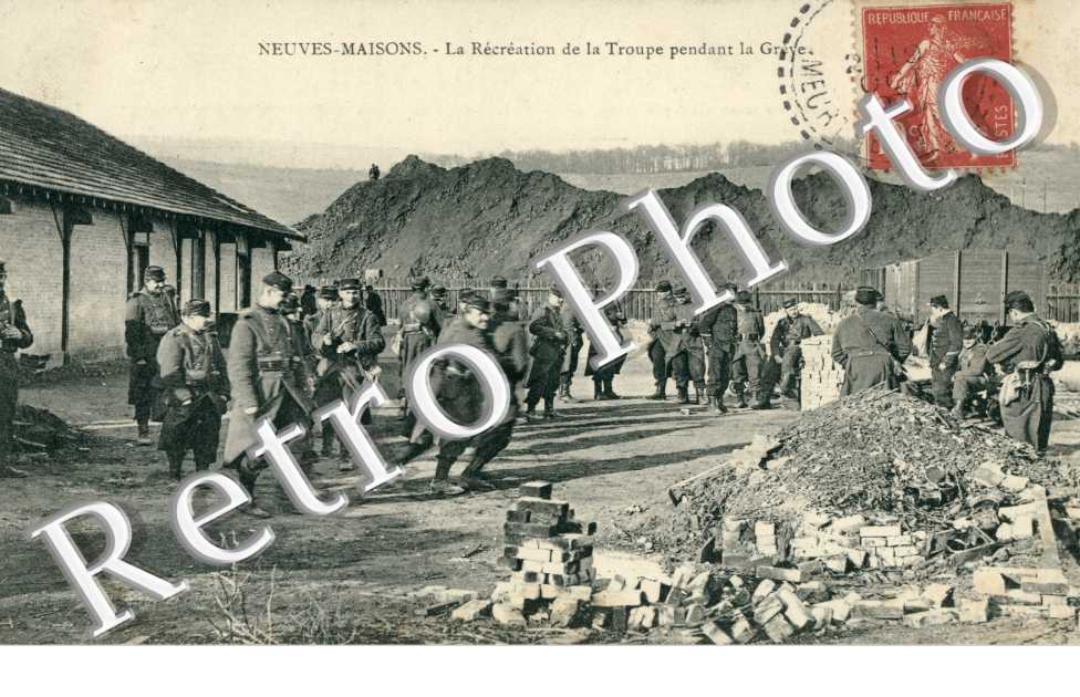 La Recreation de la Troupe pendant la Greve