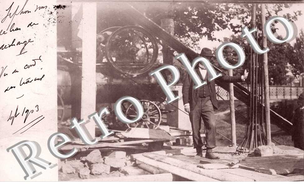 Un Homme devant une machine Agricole