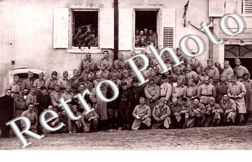 Groupe de Militaires ( devant chez Mann )