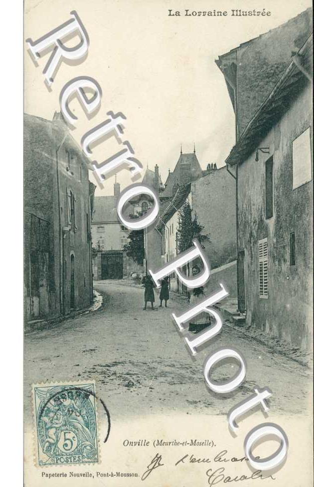 ( une rue du village )