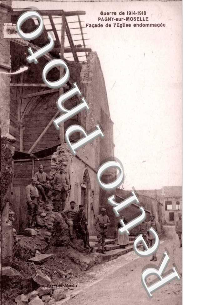 Guerre 14-18, facade de l'Eglise endommagee