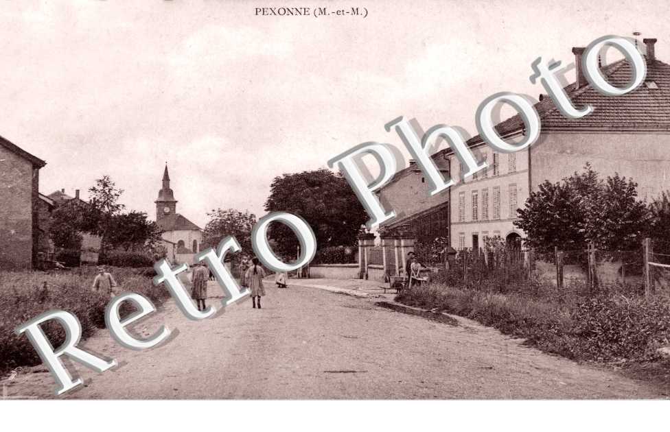 ( une rue du village )