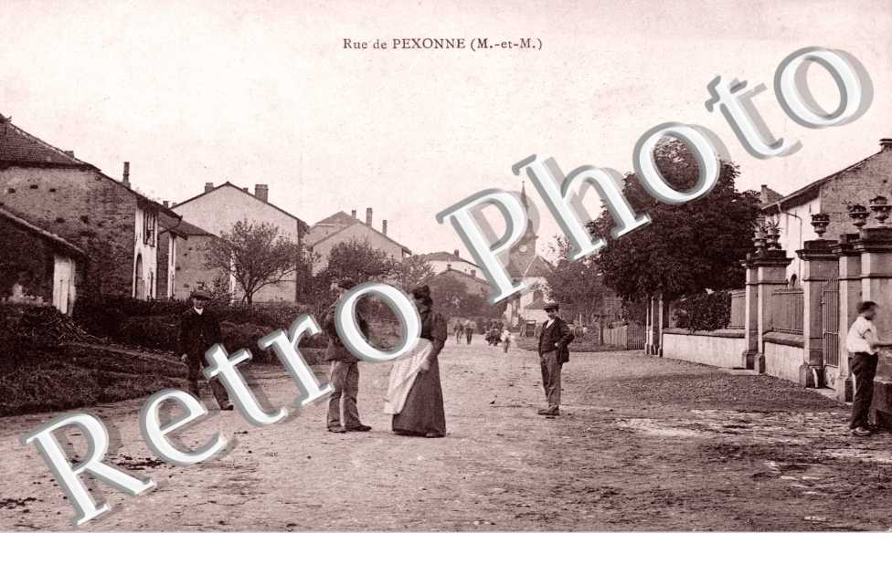 ( une rue du village )