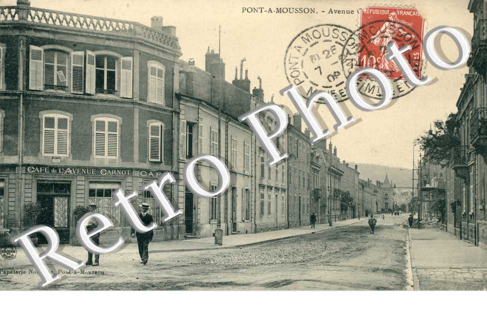 Avenue Carnot et son Cafe