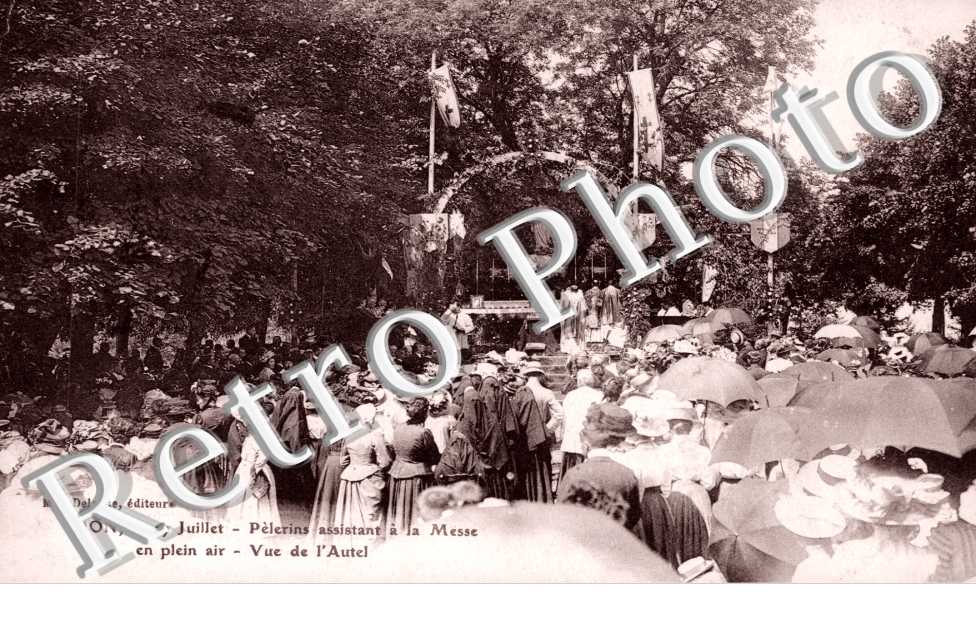 Sion, le 17 juillet, pelerins assistant a la messe en plein air, vue de l'autel