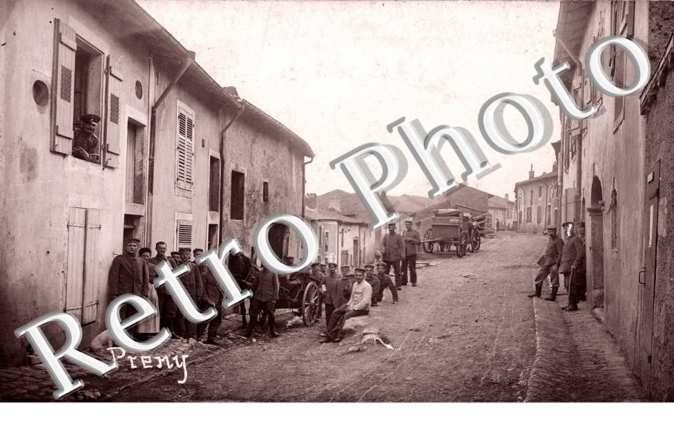 ( une rue du village )