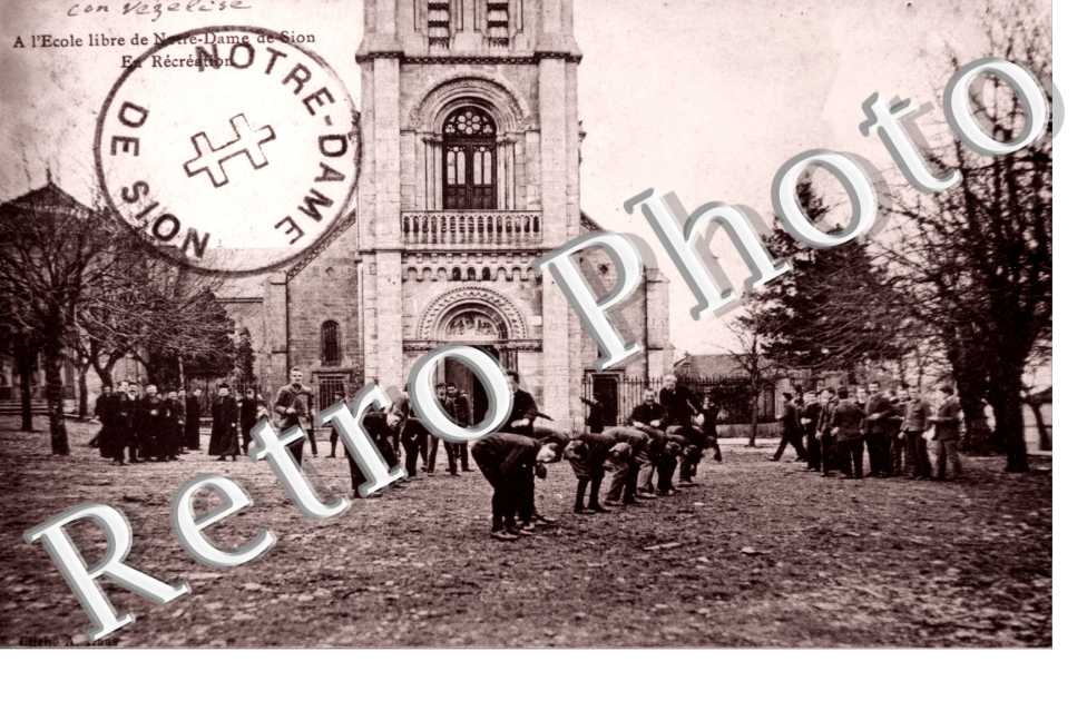 l'ecole libre de Notre Dame de Sion En recreation