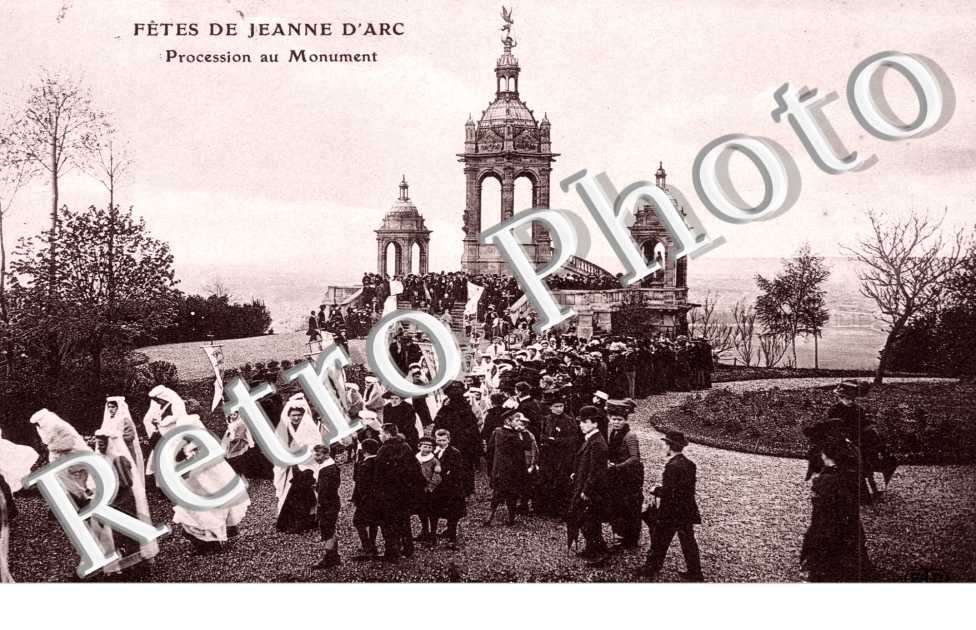 Fetes de Jeanne d'Arc - procession au monument
