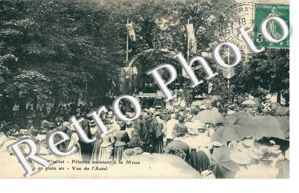Sion - le 17 juillet - pelerins assistant a la messe en plein air - vue de l'autel (religion)