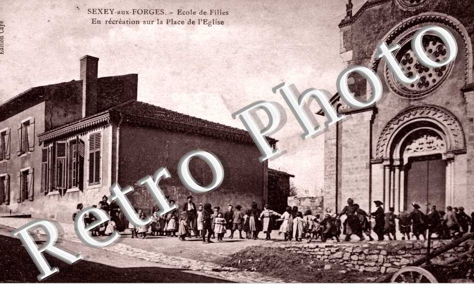 ecole de filles, en recreation sur la place de l'Eglise
