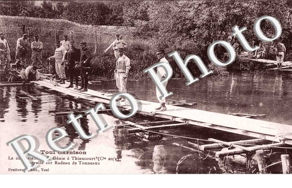 lle 20e bataillon du genie a Thiaucourt. passerelle sur radeau de tonneaux