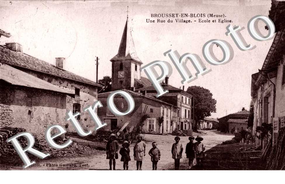 Une rue du village - ecole et eglise