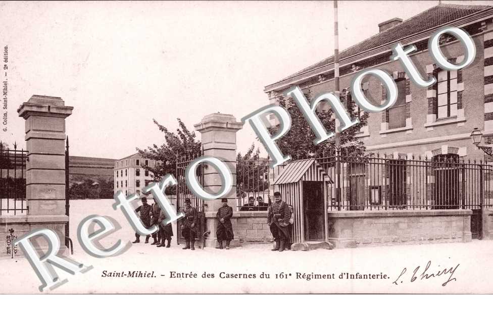 Saint-Mihiel - entree des casernes du 161 e regiment d'infanterie