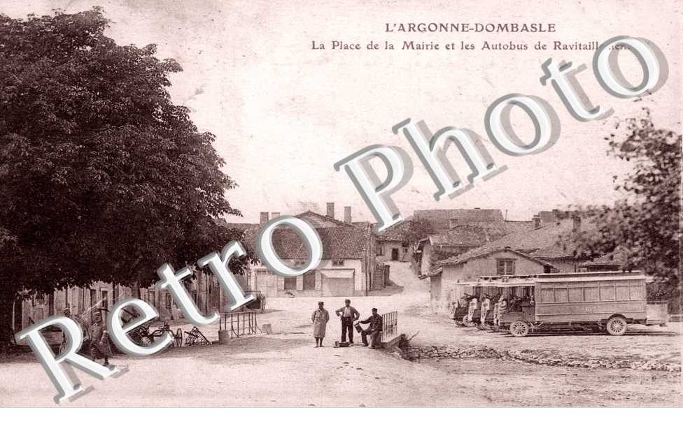 la place de la mairie et autobus de ravitaillement
