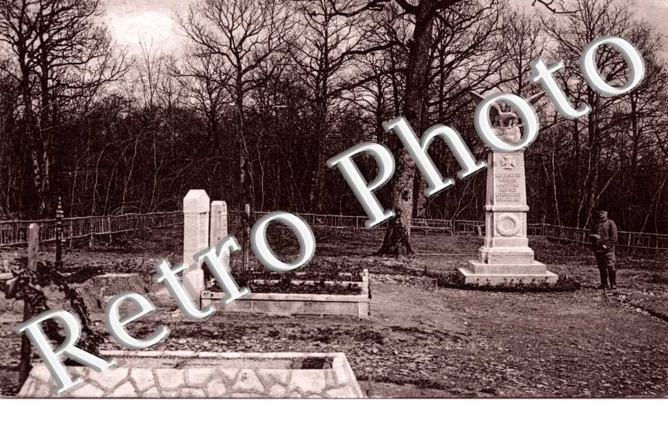 Denkmal auf dem Heldenfriedhof im Walde - feldpostkarte