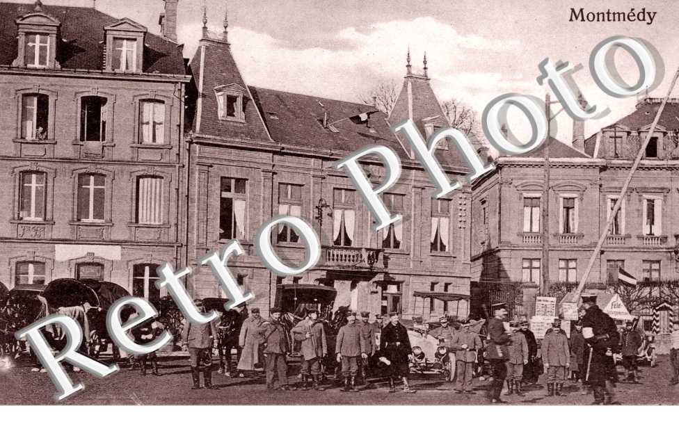 Une place avec militaires allemands