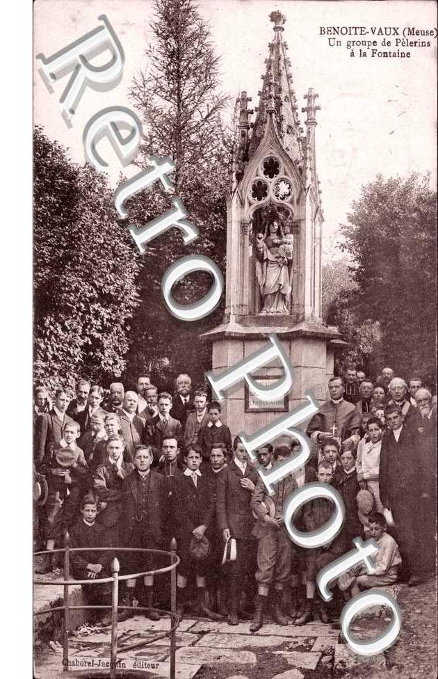 Un groupe de pelerins a la fontaine  -  Benoite-Vaux
