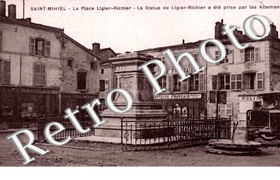 la Place Ligier-Richier, la Staue de Ligier-Richier a ete prise par les Allemands