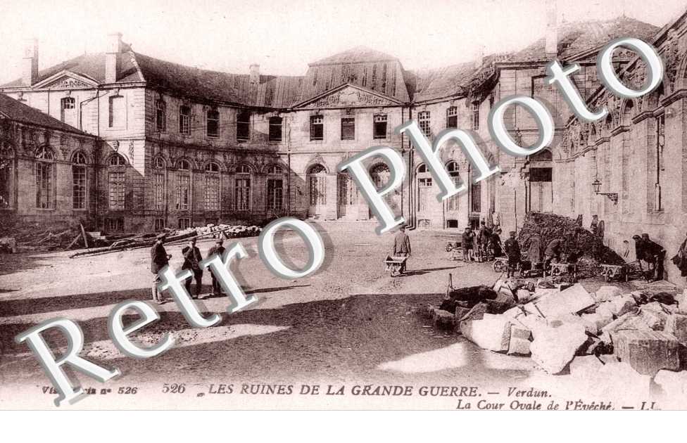 la Cour ovale de l'Eveche (ruines)