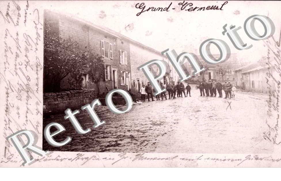 ( des soldats posant dans une rue )
