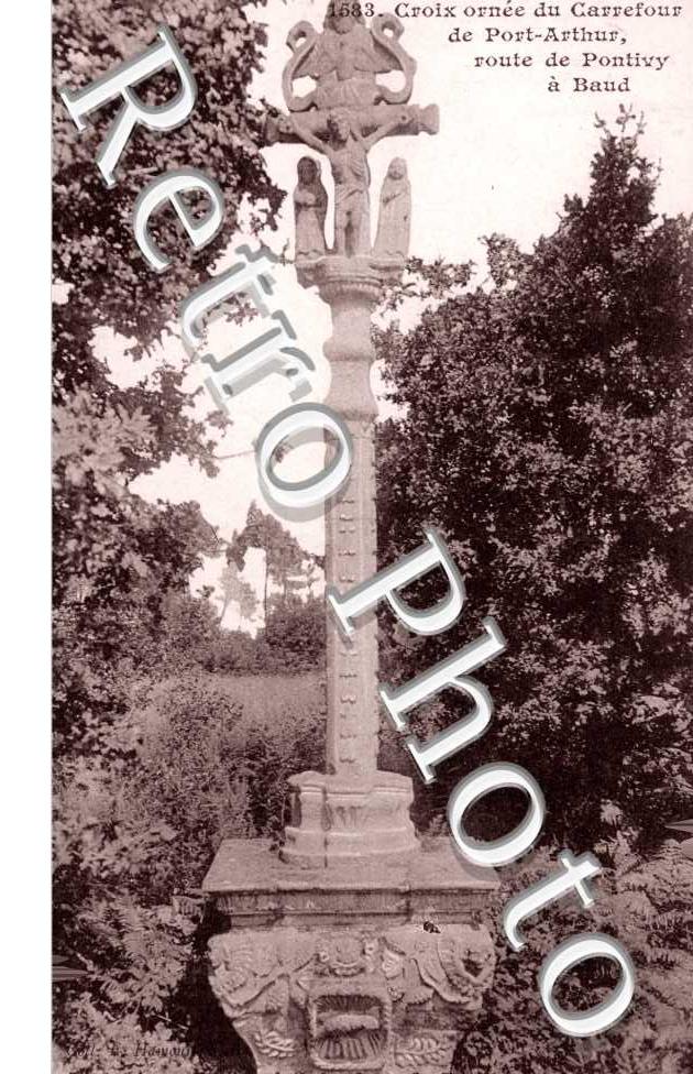 Croix ornee du carrefour de Port-Arthu, route de Pontivy a Baud