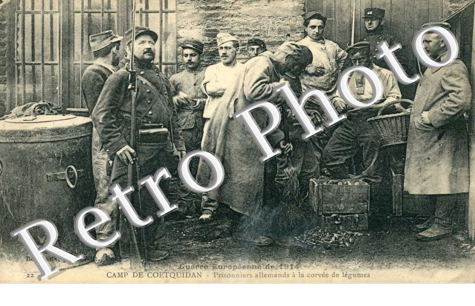 Camp de Coetquidan, prisonniers allemands a la corvee de legumes