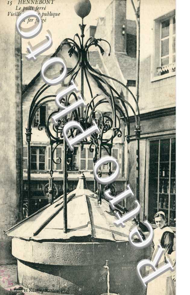 le puits ferre Vieille fontaine publique en fer forge