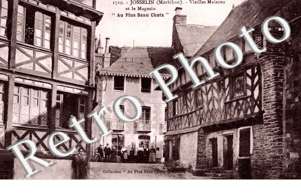 Vieilles Maisons et le Magasin "Au Plus Beau Choix"