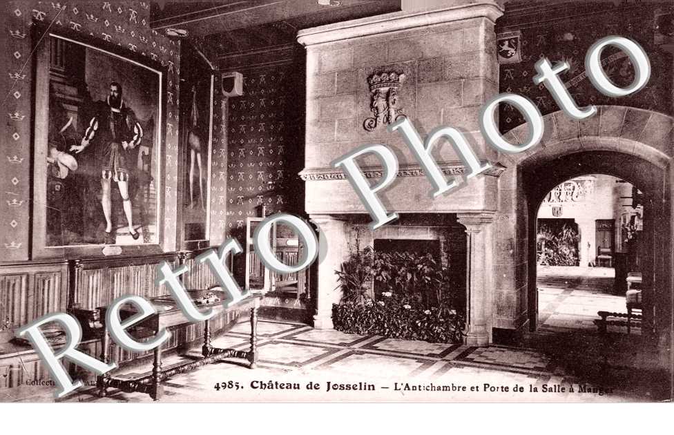 le Chateau - l'Antichambre et porte de la salle a Manger