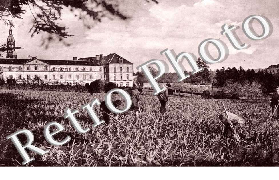 Orphelinat Saint-Michel, le Jardin, Vue sur les dortoirs des apprentis