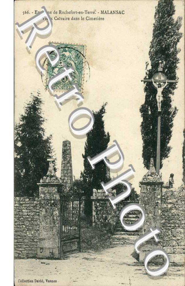 Vieux calvaire dans le cimetiere