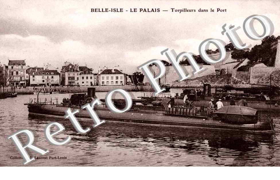 Torpilleurs dans le Port