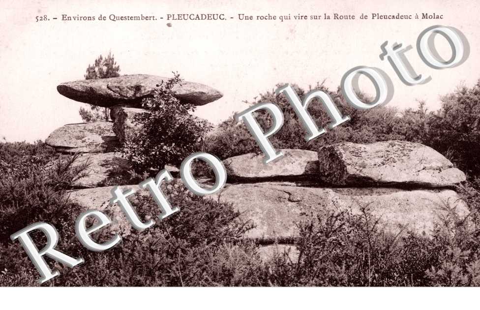 Une roche qui vire sur la Route de Pleucadeux a Molac