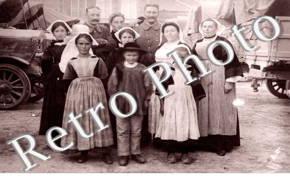 ( une famille du village )