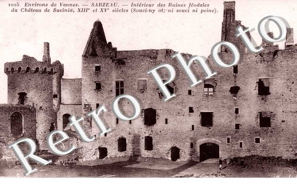 Interieur des ruines feodales du chateau de sucinio