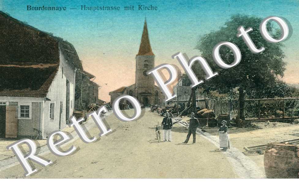 Hauptstrasse mit Kirche