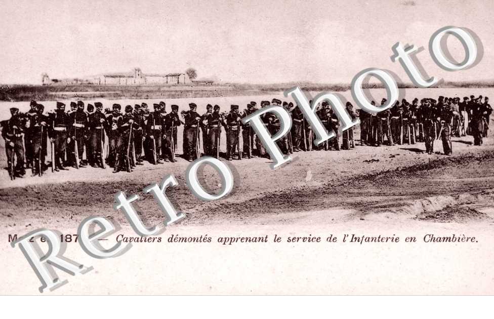 Cavaliers demontes apprenant le service de l'Infanterie