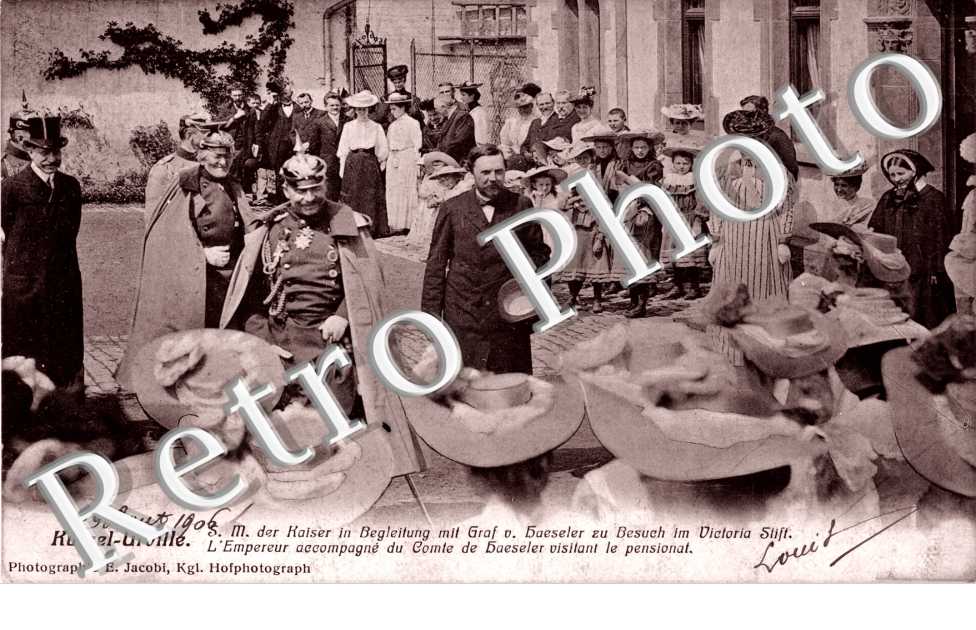 l'empereur accompagne du Comte de Dueseler visitant le Pensionnat
