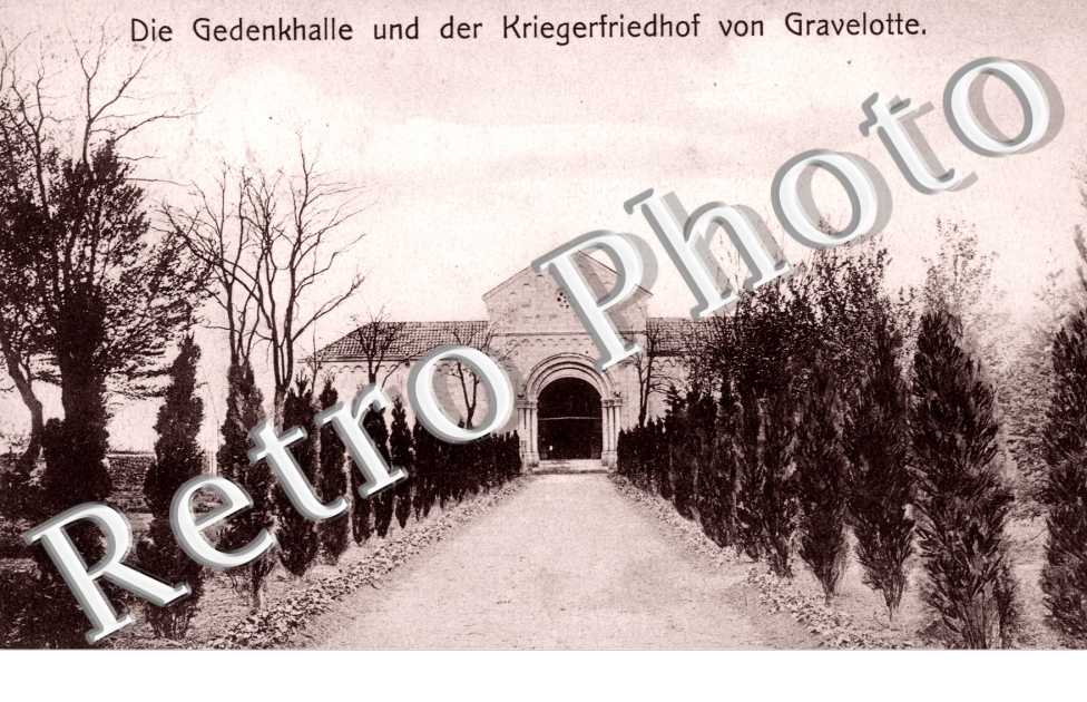 Die gedenkhalle und der Kriegerfriedhof