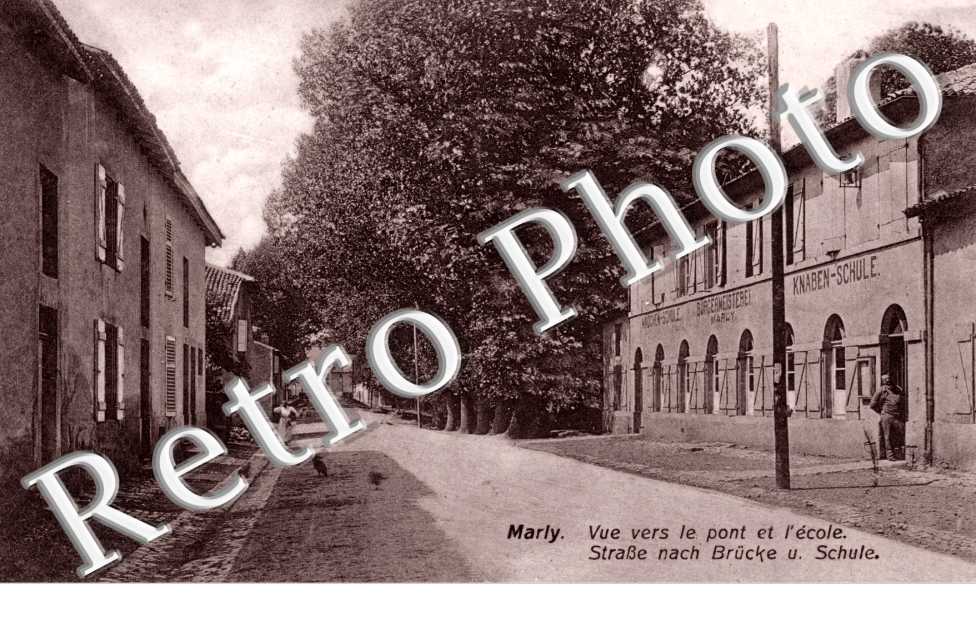 - vue vers le pont et l'ecole - strasse nach brucke und schule