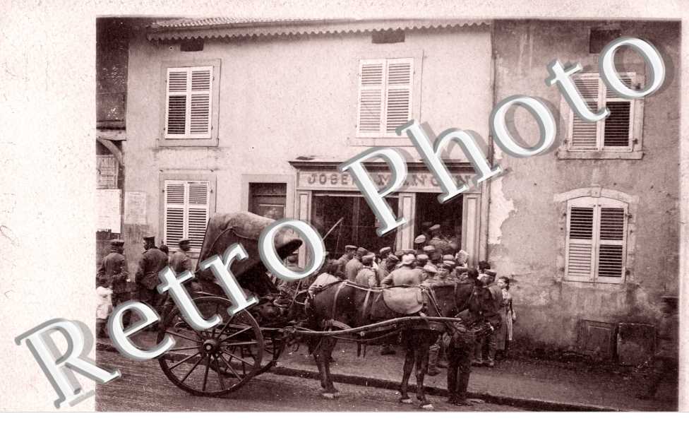 Magasin Joseph Mangin (militaires allemands faisant la queue a  l'epicerie + bel attelage)