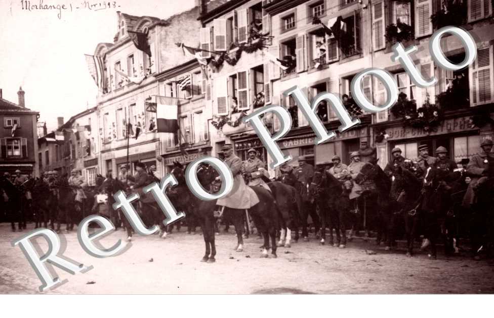Revue Militaire sur une place 