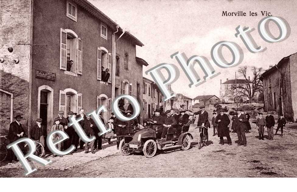 Les habitants autour d'une voiture dans la rue