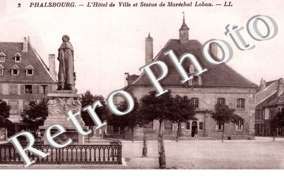 l'Hotel de Ville et Statue de Marechal Lobau