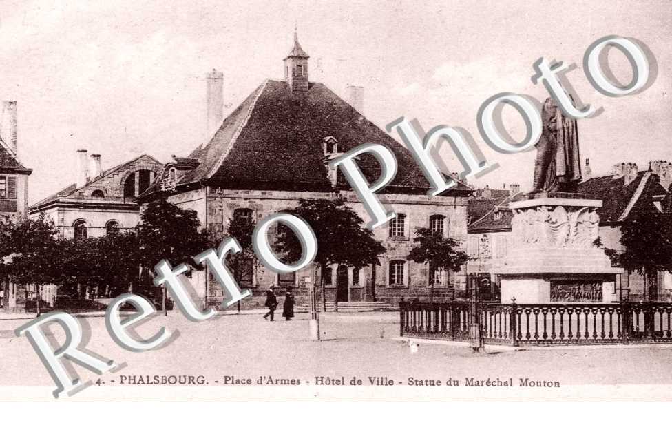 Place d'Armes, Hotel de Ville, Statue du marechal Mouton